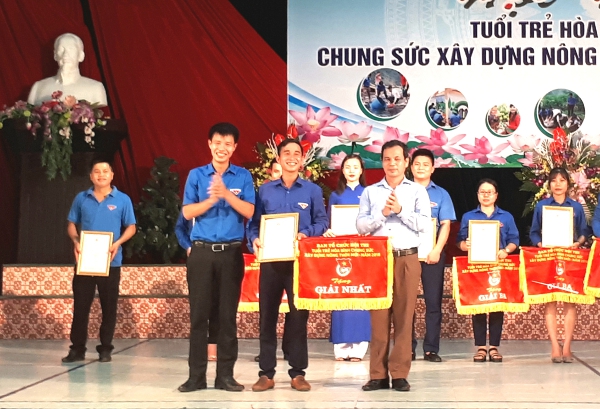 Trung ương Đoàn và Huyện ủy Kim Bôi trao giải Nhất cho đội thi đến từ huyện Tân Lạc